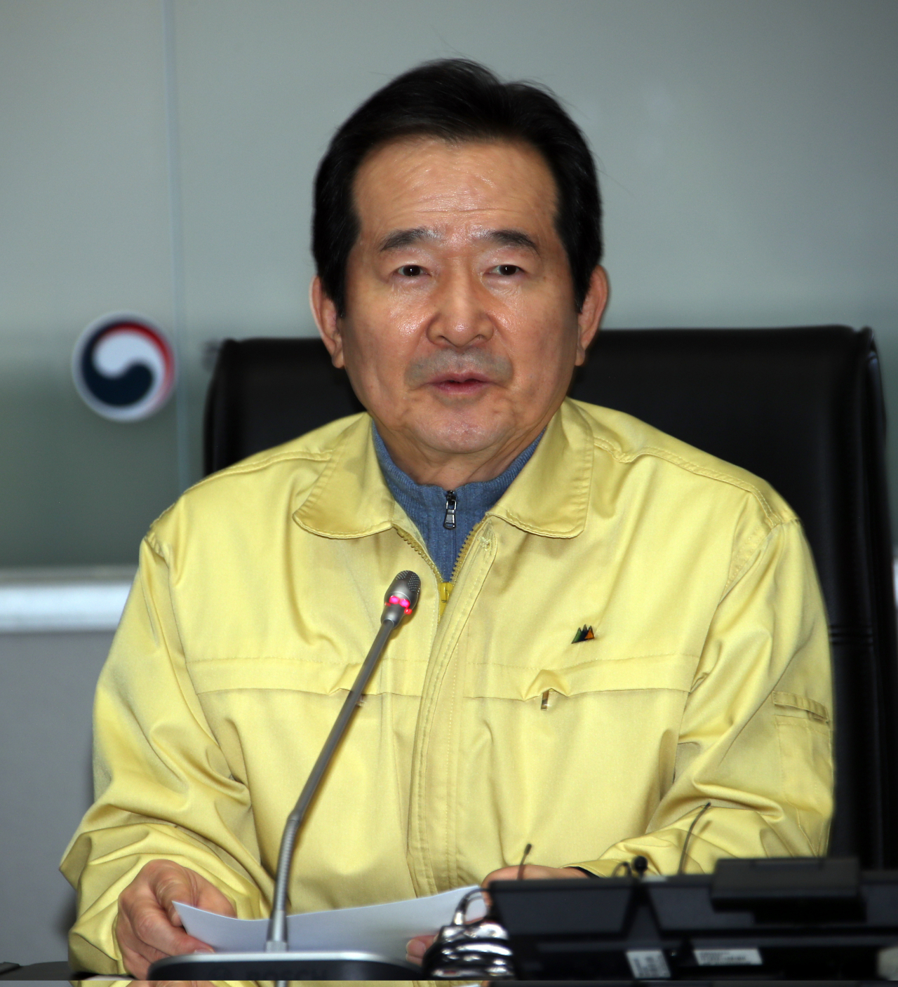 정세균 국무총리가 설 연휴 첫날인 24일 오후 정부서울청사 중앙재난안전상황실에서 국내에서 '우한 폐렴'이라 불리는 신종 코로나바이러스감염증 두 번째 확진자가 발생함에 따라 긴급 관계기관회의를 주재하며 대응책을 논의하고 있다. [연합]