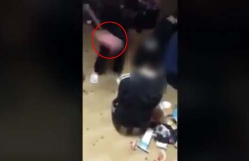 지난 19일 아침 경남 김해 시내의 한 아파트 거실에서 여중생들이 한 학생을 무릎 꿇린 채 수차례 뺨을 때리거나 머리채를 움켜잡고 있는 모습. [페이스북 캡처]