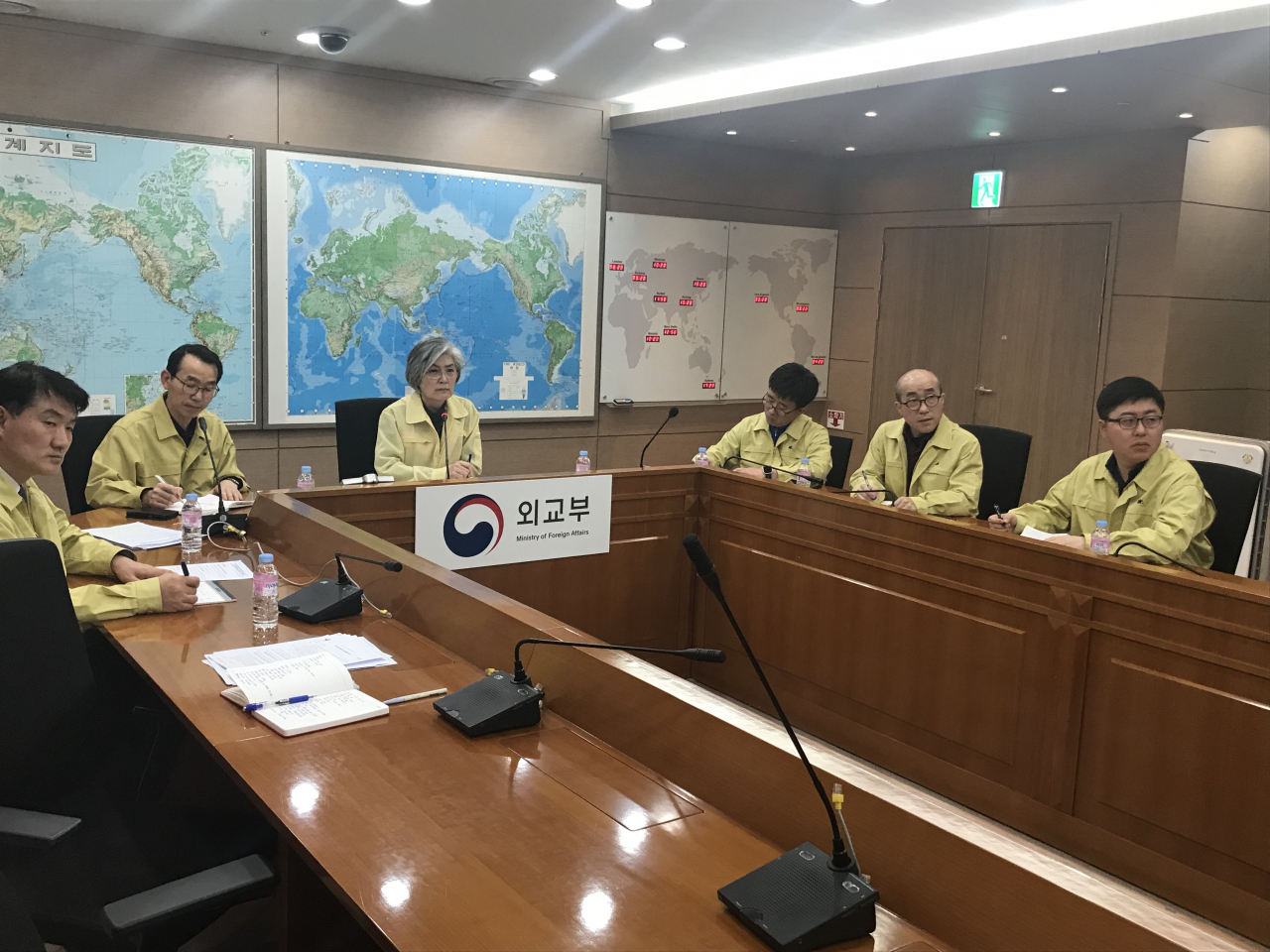 강경화 외교부 장관이 중국 내에서 신종 코로나바이러스 감염 환자가 확산하고 있는 상황과 관련해 24일 주우한 총영사관과 화상회의를 열고 우한에 체류 중인 우리 국민에 대한 안전대책을 점검했다. [외교부 제공]
