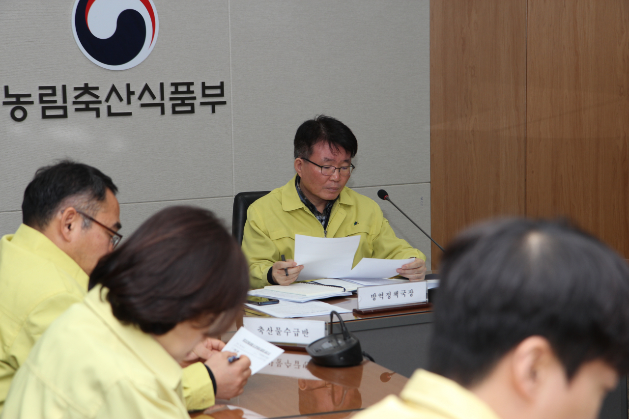 김대균 농림축산식품부 방역정책국장이 25일 정부세종청사 아프리카돼지열병 중앙사고수습본부에서 열린 방역상황 점검회의를 주재하고 있다. 가축전염병 방역상황 관리를 위해 농식품부‧환경부‧지자체‧농협‧생산자단체 등 총 27개 기관 430여명이 설 연휴에도 지속적으로 비상근무를 실시한다.［농림축산식품부 제공］