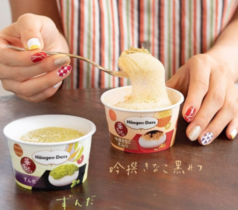 찹쌀떡이 올려진 아이스크림을 먹는 모습