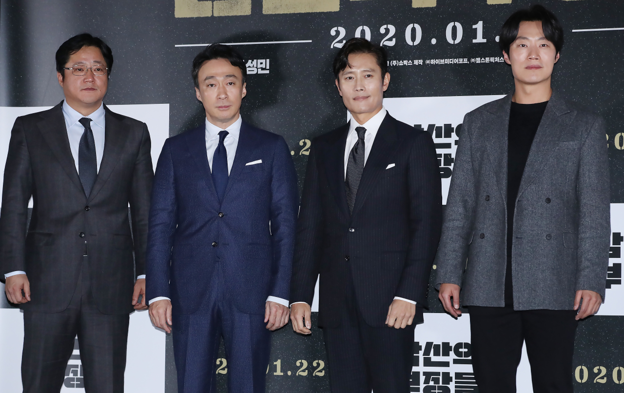 영화 '남산의 부장들' 언론시사회에서 배우 곽도원(왼쪽부터), 이성민, 이병헌, 이희준이 포즈를 취하고 있다. [연합]