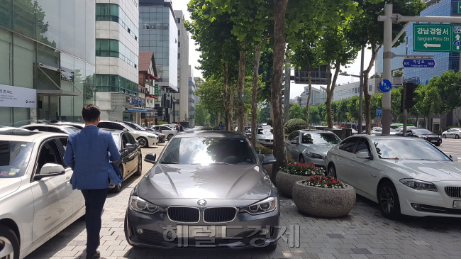 서울의 한 수입차 브랜드 매장 앞에 세워진 수입차들. [헤럴드]