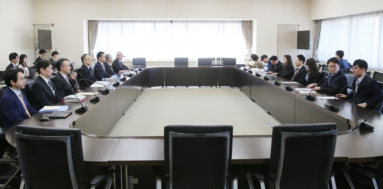 지난달 16일(현지시간) 일본 경제산업성 17층 특별회의실에서 이호현 산업통상자원부 무역정책국장, 이다 요이치 일본 경제산업성 무역관리부장 등을 비롯한 한일 양국 정부대표단이 참석한 '제7차 한일 수출관리정책대화'가 열리고 있다. [연합]