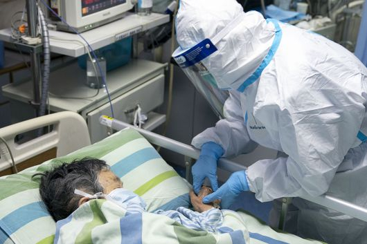 중국 후베이성의 한 병원에서 보호복을 입은 의료진이 신종 코로나바이러스 감염증(우한 폐렴) 확진 환자를 돌보고 있다. [연합뉴스]