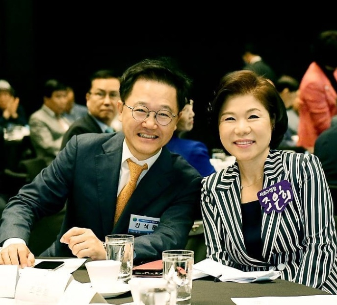 강석훈 전 청와대 경제수석(왼쪽)이 서울 서초을 예비 후보 등록을 앞두고 있다. 오른쪽은 조은희 서초구청장. [강석훈 전 경제수석 인스타그램]