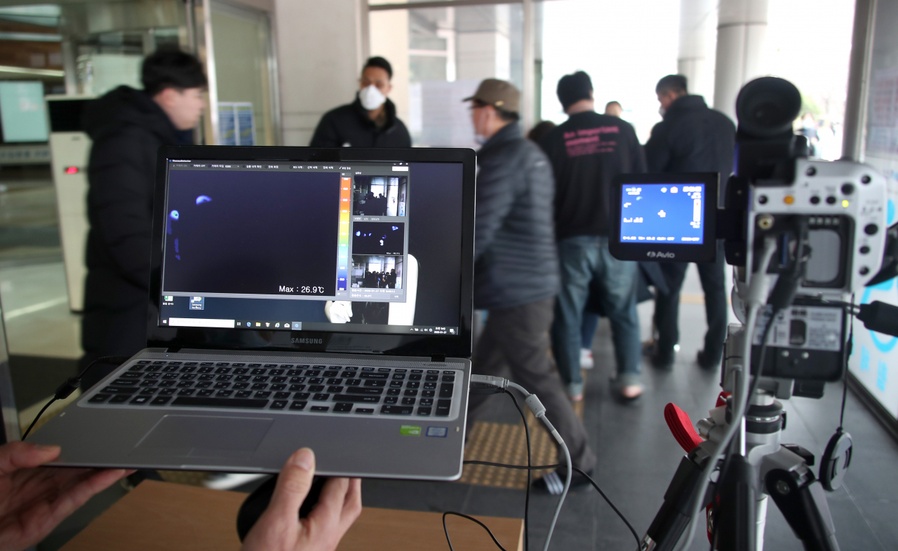 27일 오전 신종코로나바이러스 감염증에 대응하기 위해 서울 동작구 보라매병원 출입구에 체온 감지 장치가 설치돼 있다. ［연합］
