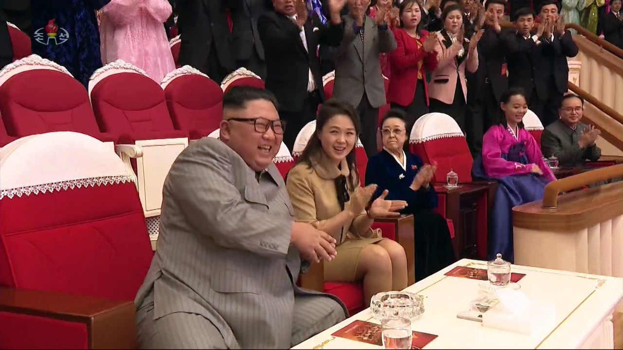 김정은 북한 국무위원장이 설 당일인 지난 25일 삼지연극장에서 부인 리설주 여사와 함께 명절 기념공연을 관람하고 있다. 리설주 여사 옆에 김경희 전 노동당 비서의 모습이 보인다.[연합]