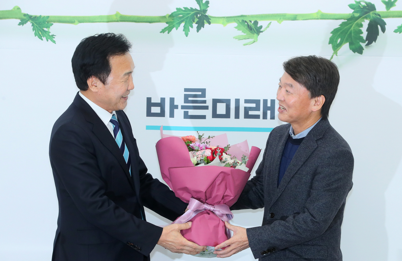 바른미래당 손학규 대표가 27일 국회에서 안철수 전 대표에게 꽃다발을 선물하고 있다. [연합]