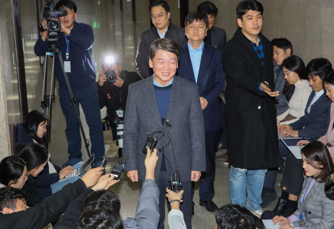 바른미래당 안철수 전 대표가 27일 국회에서 손학규 대표를 만난 뒤 취재진과 인터뷰하고 있다. 연합뉴스