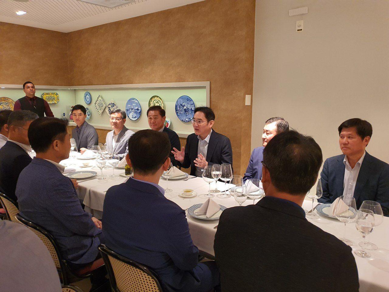 Samsung Electronics Vice Chairman Lee Jae-yong (middle) talks at a meeting with local executives and employees of the company’s office in Manaus, Brazil, on Monday. (Samsung Electronics)