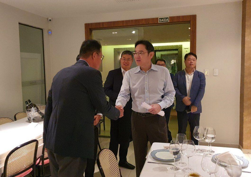 이재용(가운데) 삼성전자 부회장이 설 연휴인 26일(현지시간) 밤 브라질 현지 임직원들을 만나 격려하고 있다. 이 부회장은 27일 마나우스 생산라인을 둘러보고 28일 상파울루 법인을 잇따라 방문한다. [삼성전자 제공]