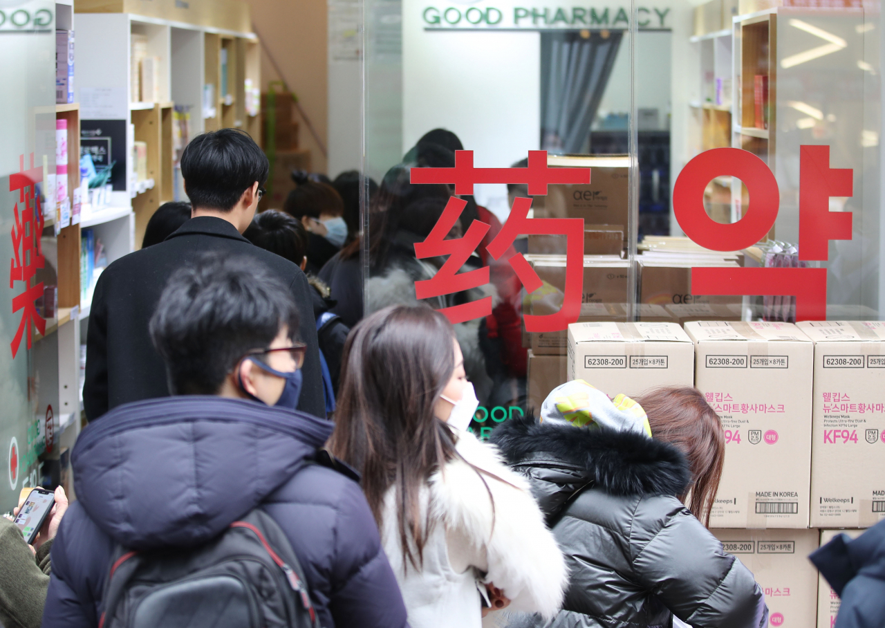 신종 코로나바이러스 감염증인 '우한 폐렴' 네 번째 국내 확진자가 발생한 27일 오후 중구 명동의 한 약국 앞에서 외국인 관광객들이 마스크를 구매하기 위해 줄을 서고 있다. [연합뉴스]