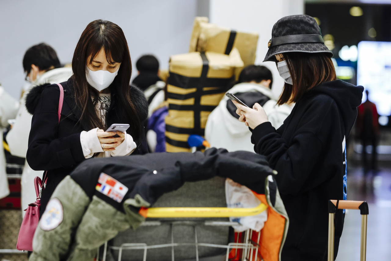 신종 코로나바이러스 감염증인 우한 폐렴이 확산되고 있는 가운데, 공항을 찾은 사람들이 마스크를 착용하고 있다. [AP]