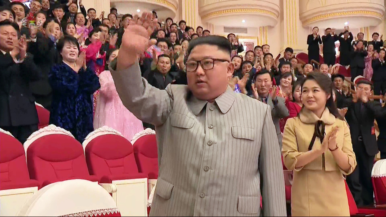 지난 25일 설 명절 기념 공연을 찾은 김정은 북한 국무위원장이 관람객들에게 손을 흔들고 있다. [조선중앙TV 화면 갈무리 연합뉴스]