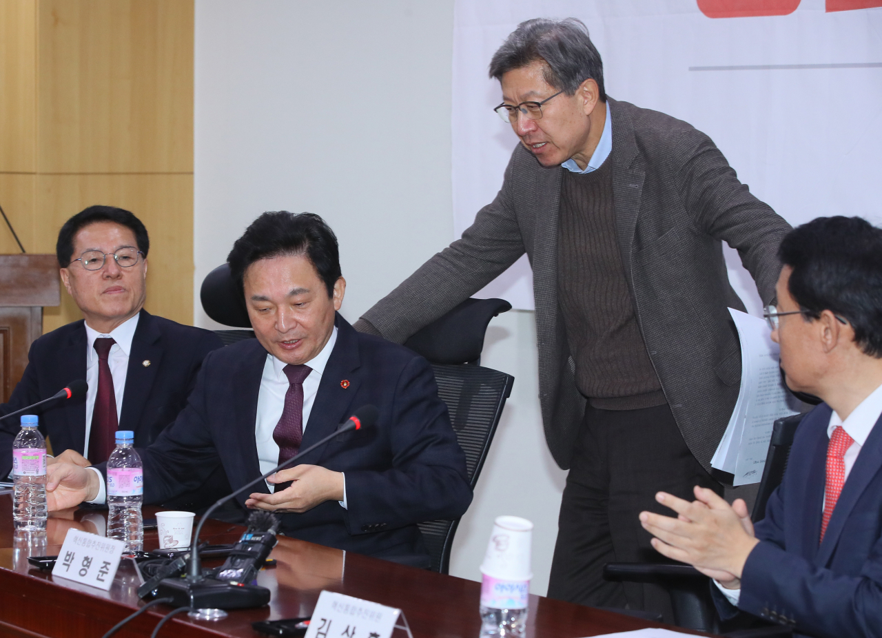 혁신통합추진위원회 박형준 위원장이 22일 국회 의원회관에서 열린 혁신통합추진위원회 회의에서 원희룡 제주시사를 가운데 자리로 안내하고 있다. 왼쪽부터 새보수당 정운천 의원, 원 지사, 박 위원장, 자유한국당 김상훈 의원. [연합]