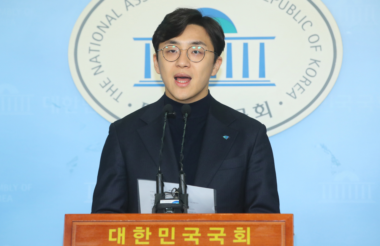 더불어민주당 영입인재인 원종건 씨가 지난 23일 국회 정론관에서 제21대 총선에 지역구 출마를 선언하고 있다. [연합]