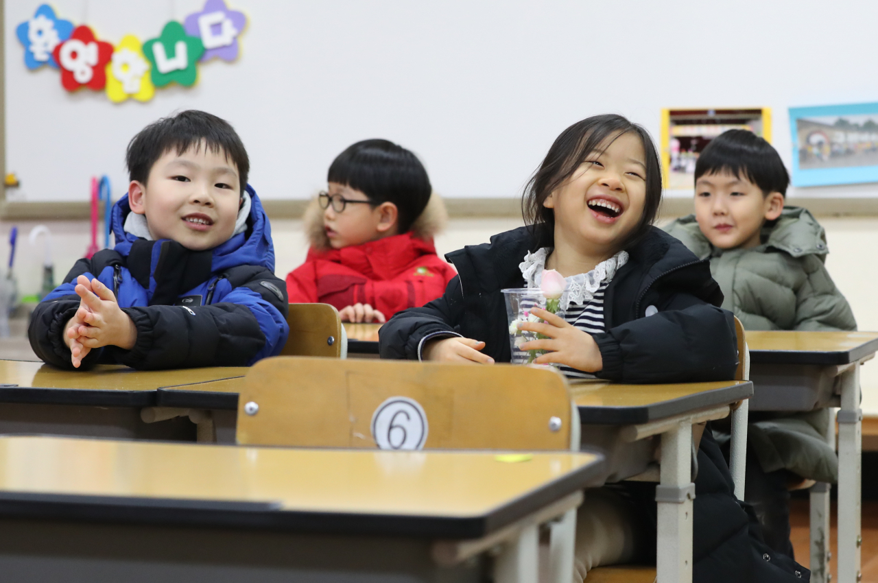 서울 공립초등학교 신입생 예비소집일인 지난 8일 서울 용산초등학교를 찾은 예비초등생들이 1학년 교실 의자에 앉아 즐거워하고 있다. [연합]