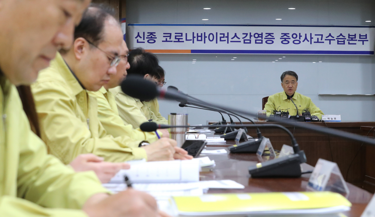 박능후 보건복지부 장관이 27일 오후 정부세종청사에서 '신종 코로나바이러스 감염 중앙사고수습본부'를 가동하면서 회의를 주재하고 있다. [연합]