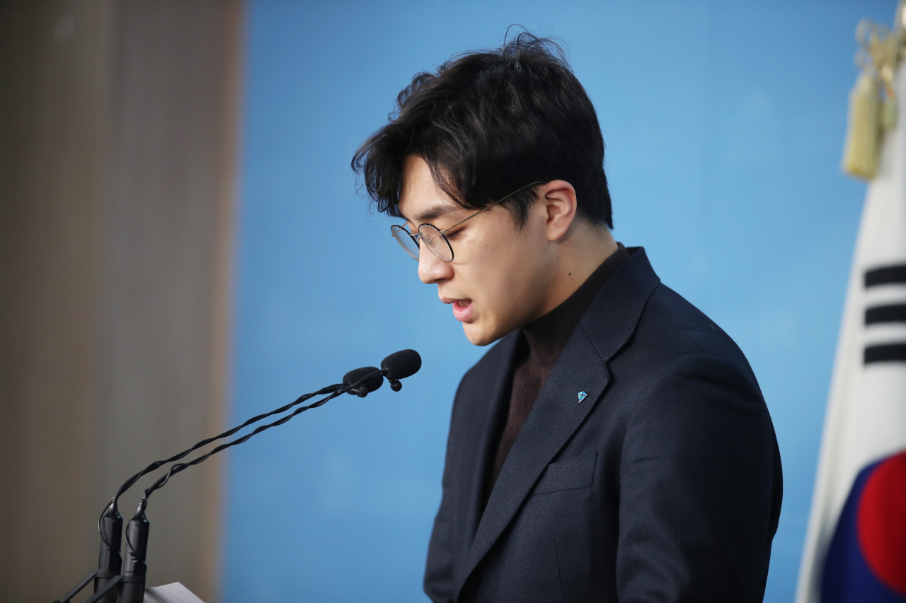 데이트폭력 의혹이 제기된 더불어민주당 2번째 영입인재인 원종건 씨가 28일 서울 여의도 국회 정론관에서 입장을 밝히고 있다. [연합]