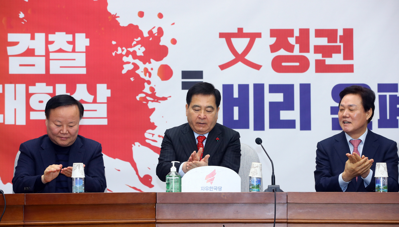 자유한국당 심재철 원내대표(가운데) 등 의원들이 28일 국회에서 원내대책회의 시작 전 손 소독을 하고 있다. 연합뉴스