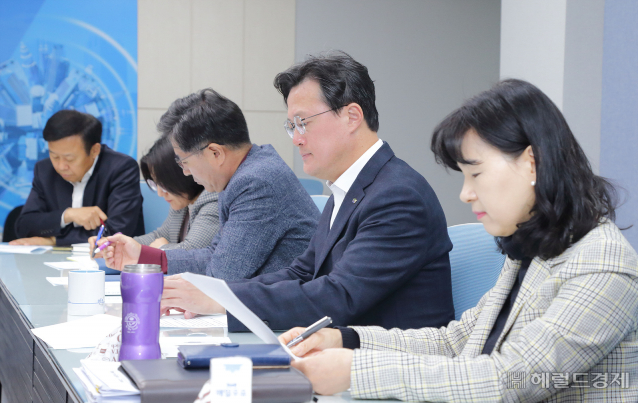 채현일(가운데) 구청장과 영등포구 간부들이 리더 독서 토론에 참여하고 있는 모습. [영등포구 제공]