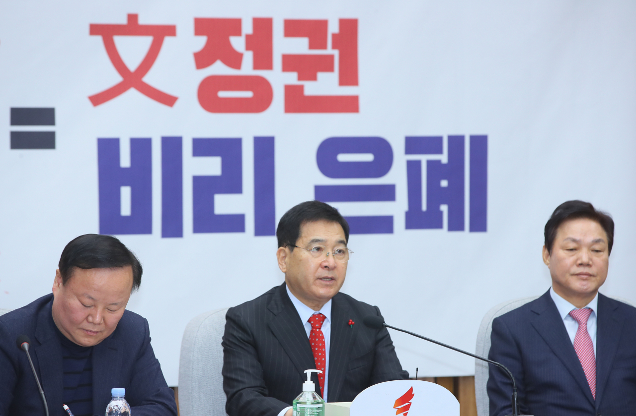 자유한국당 심재철 원내대표가 28일 국회에서 열린 원내대책회의에서 발언하고 있다. [연합]