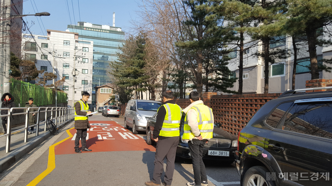 구청 직원들이 통학로 주변 안전을 살피고 있다. [송파구 제공]