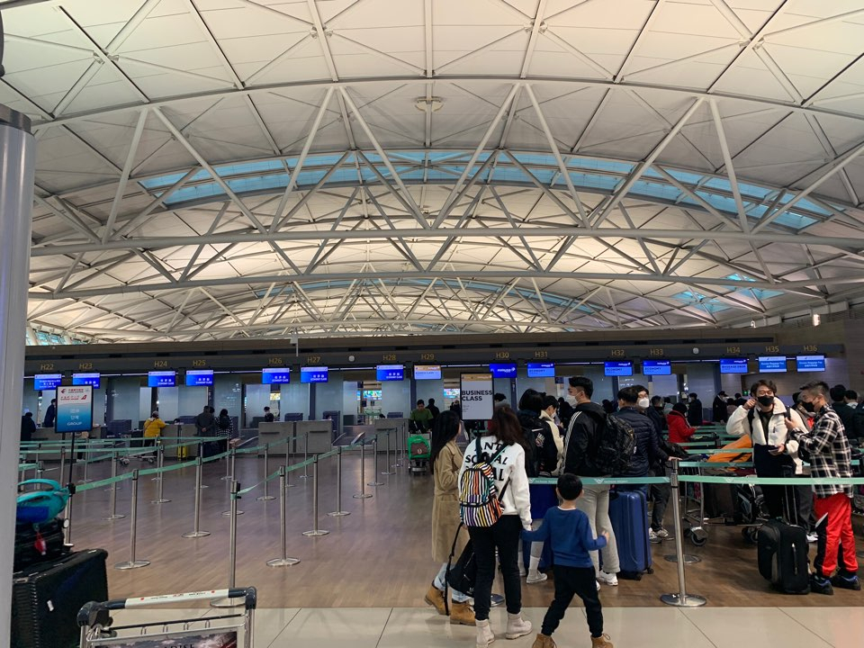 28일 오전 인천 중구 인천국제공항 제1터미널. 오전 11시5분에 출발하는 말레이시아 알라룸푸르행 항공편 수속 라인이 사람들로 붐비는 반면 그 왼쪽에 오전 11시10분 출발하는 중국 상하이(上海) 푸둥(浦東)공항행 항공편 수속을 기다리는 줄은 텅비어 있다. 홍승희 수습기자/ hss@heraldcorp.com