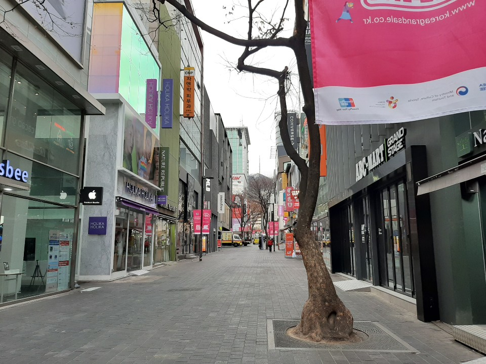28일 오전 서울 중구 명동 거리. 이른 아침에도 관광객으로 붐비던 곳이 텅 비어 있다. 명동 상인들은 ‘우한 페렴’ 감염 공포뿐 아니라, 매출 급락에 대한 걱정까지 털어놨다. 주소현 수습기자/addressh@heraldcorp.com