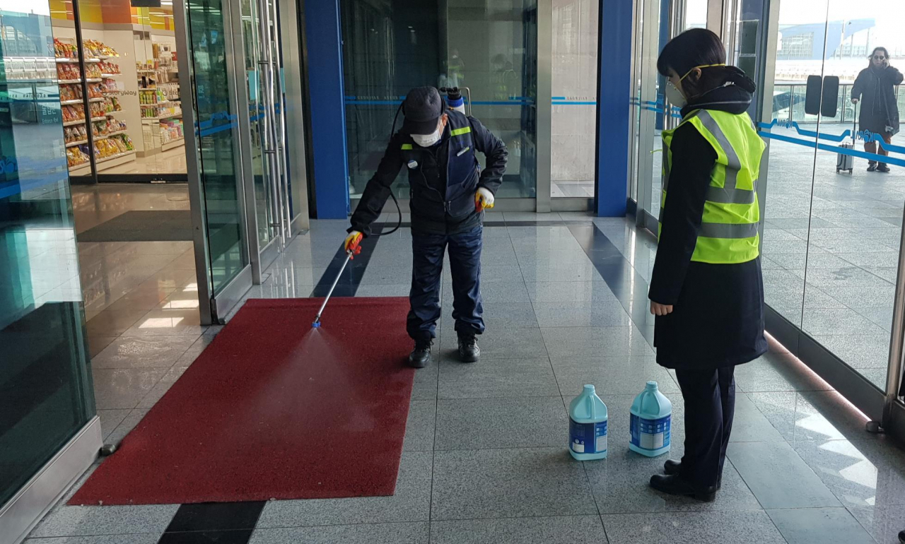 역사 입구 매트 소독 모습 [한국철도 제공]