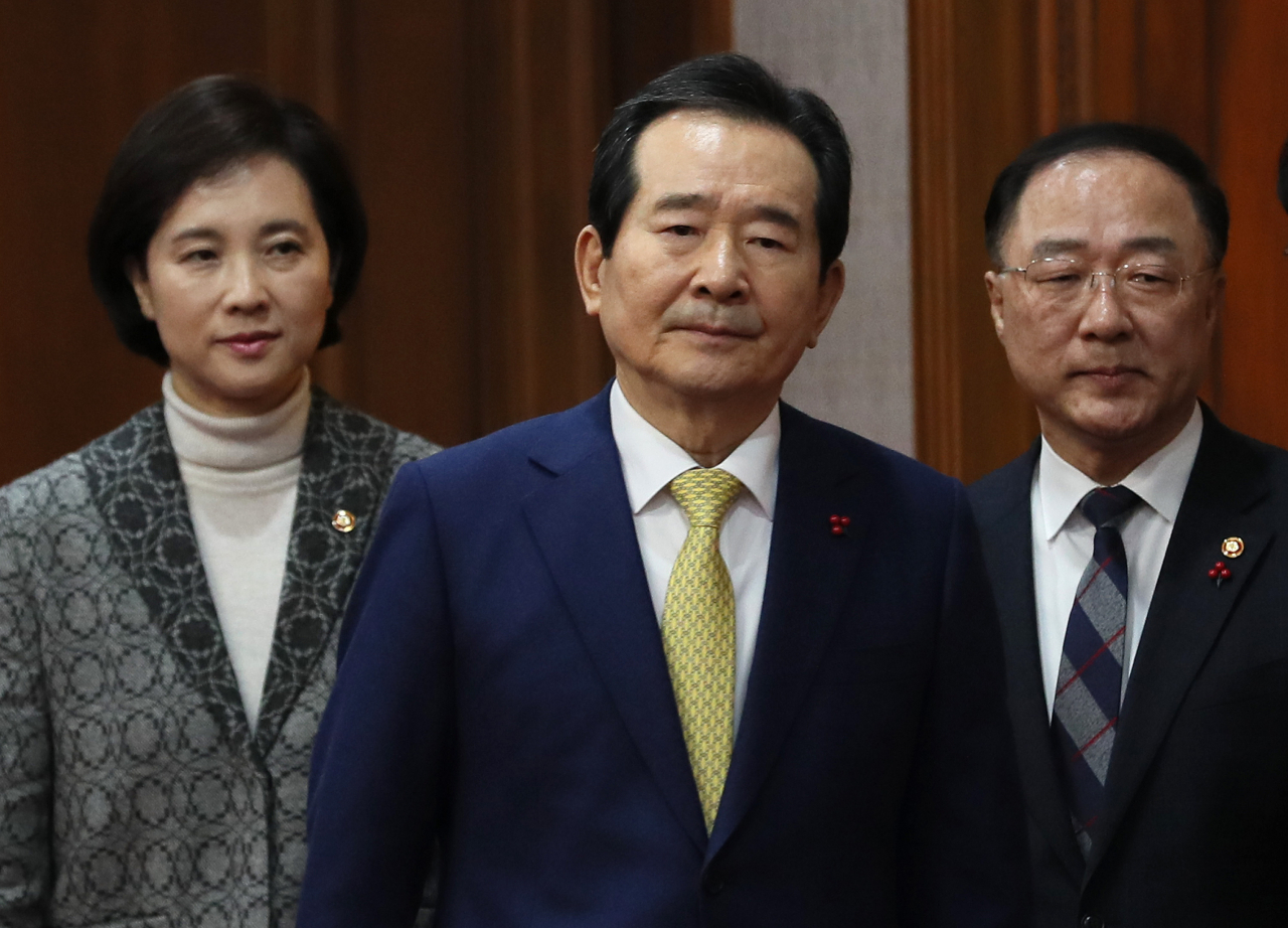 정세균(가운데) 국무총리가 28일 오전 정부서울청사에서 열린 국무회의에 유은혜(왼쪽) 사회부총리 겸 교육부 장관, 홍남기 경제부총리 겸 기획재정부 장관과 함께 입장하고 있다. ［연합］