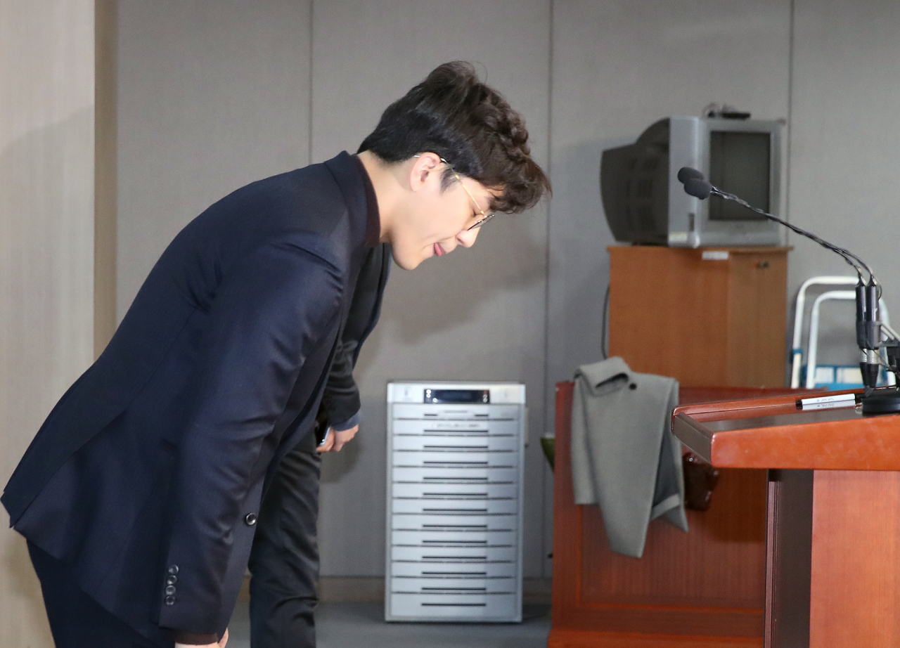미투 논란 의혹이 제기된 더불어민주당 2번째 영입인재인 원종건씨가 28일 서울 여의도 국회 정론관에서영입인재 자격을 자진 반납하겠다고 밝힌 뒤 고개 숙여 인사하고 있다. [연합뉴스