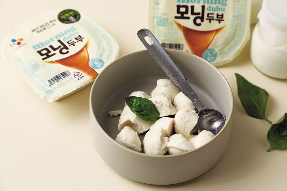 드레싱소스를 연두부위에 뿌려서 바로 떠먹는 ‘모닝두부’