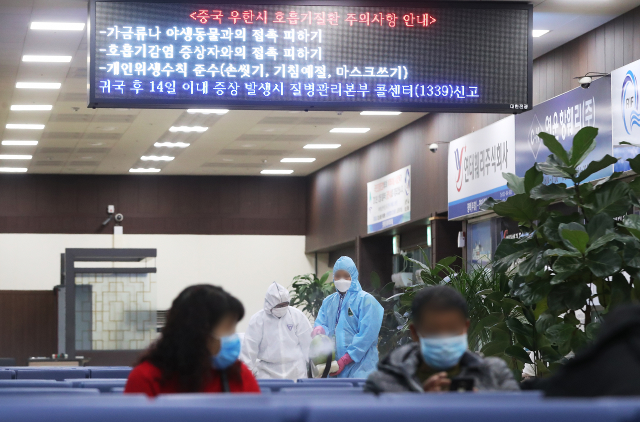 28일 오전 경기도 평택시 포승읍 평택항국제여객터미널에서 평택시청 항만정책과 관계자들이 신종 코로나바이러스 감염증인 '우한 폐렴' 확산을 막기 위한 방역작업을 하고 있다. [연합]