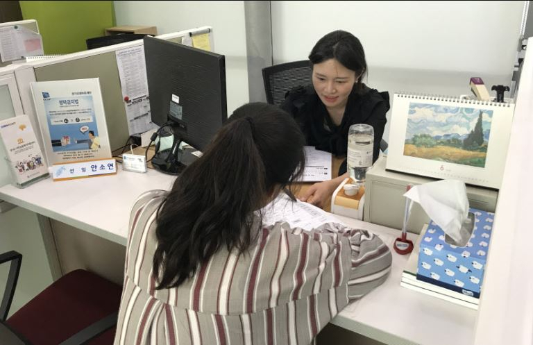 경기도 서민금융복지지원센터에서 상담을 하고 있다. [경기도 제공]