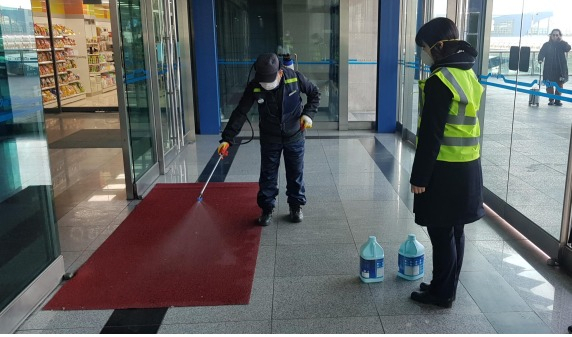 한국철도(코레일)가 신종 코로나 바이러스(우한 폐렴) 확산 방지를 위해 전국 주요 역과 열차에 대한 소독을 강화하는 등 총력 대응에 나섰다. [한국철도 제공]