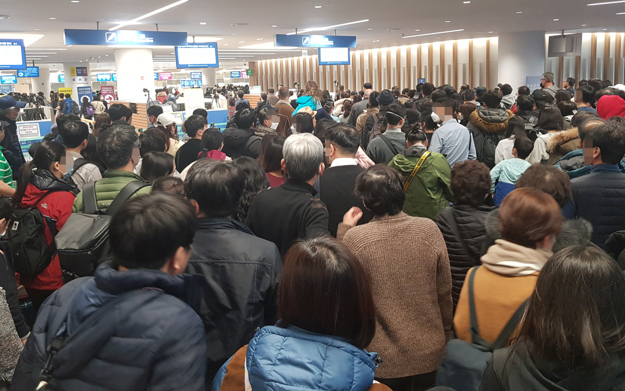 '우한 폐렴'의 확산 우려가 커지는 가운데, 기업들이 비상 대응책 마련에 분주한 모습이다. 사진은 사람들로 붐비는 인천공항 검역대 모습. [연합]