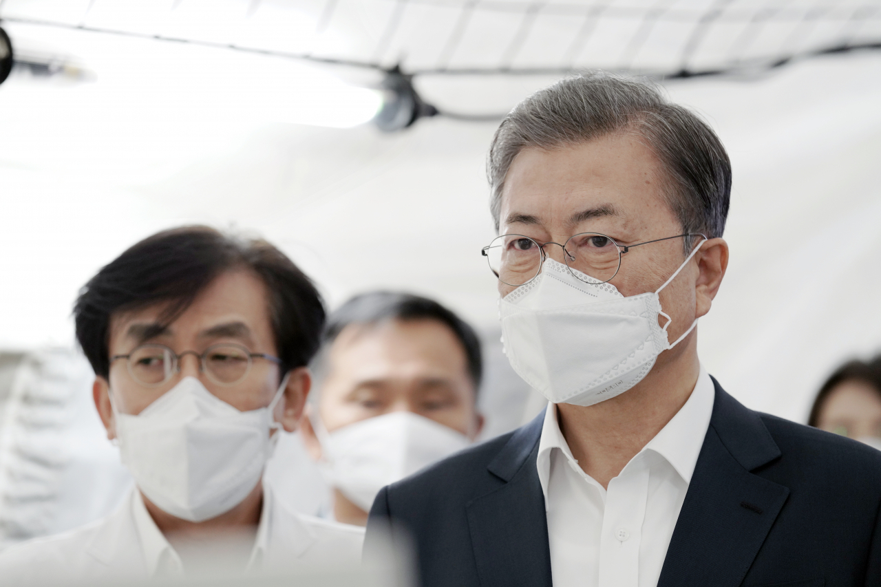 문재인 대통령이 28일 오전 신종 코로나바이러스 감염증 대응 의료기관인 서울 중구 국립중앙의료원에서 현장점검 전 마스크를 쓰고 있다. [연합]