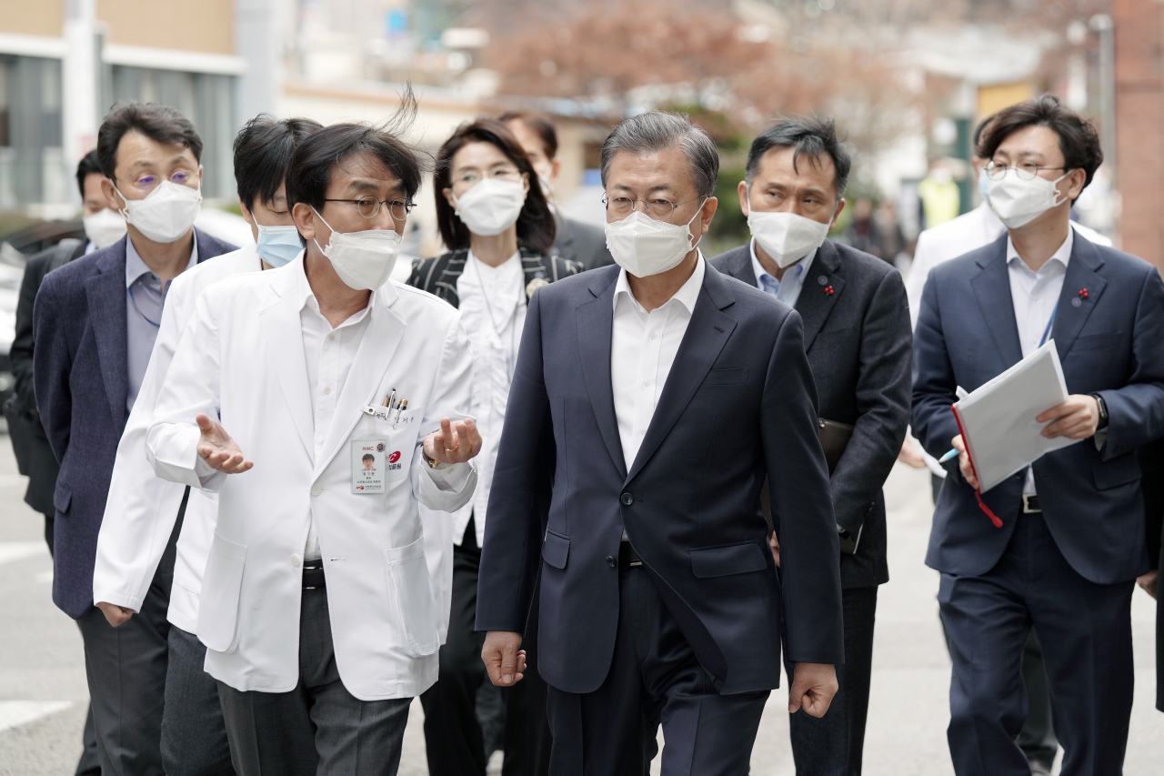 문재인 대통령이 28일 오전 신종 코로나바이러스 감염증 대응 의료기관인 서울 중구 국립중앙의료원에서 정기현 원장과 시설을 둘러보고 있다. [연합]