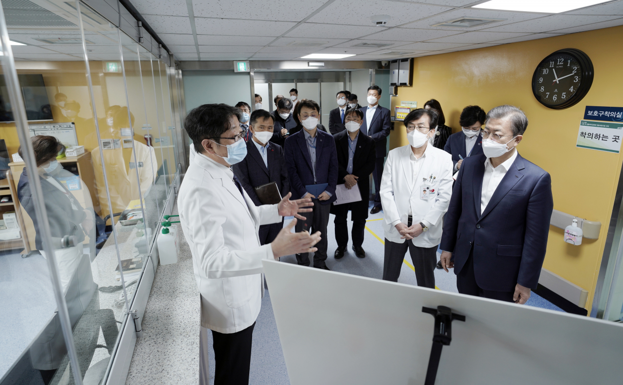 문재인 대통령이 28일 오전 신종 코로나바이러스 감염증 대응 의료기관인 서울 중구 국립중앙의료원에서 고임석 대응TF 팀장의 설명을 듣고 있다. [연합]