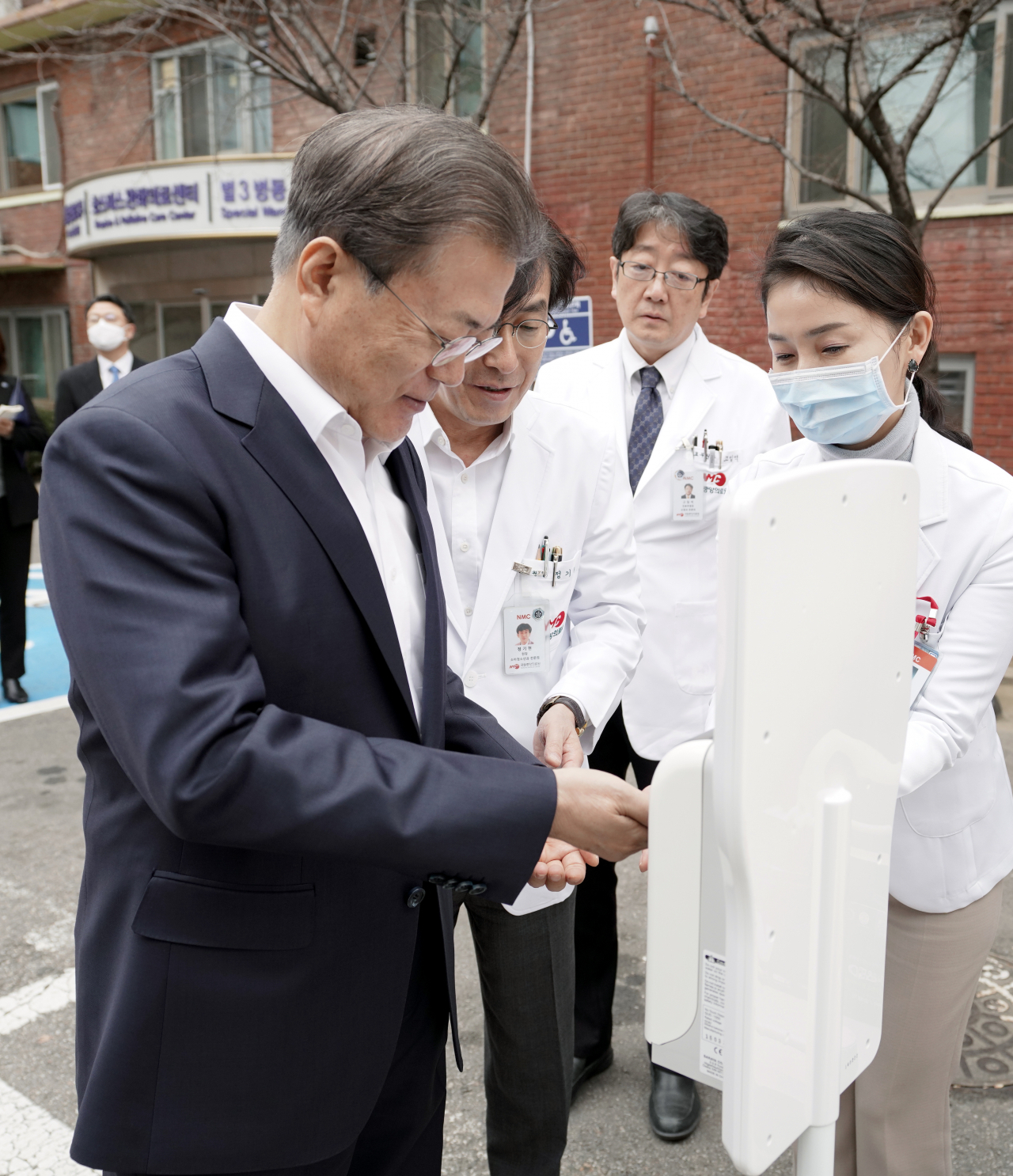 문재인 대통령이 28일 오전 신종 코로나바이러스 감염증 대응 의료기관인 서울 중구 국립중앙의료원에서 현장점검 전 손을 소독하고 있다. [연합]