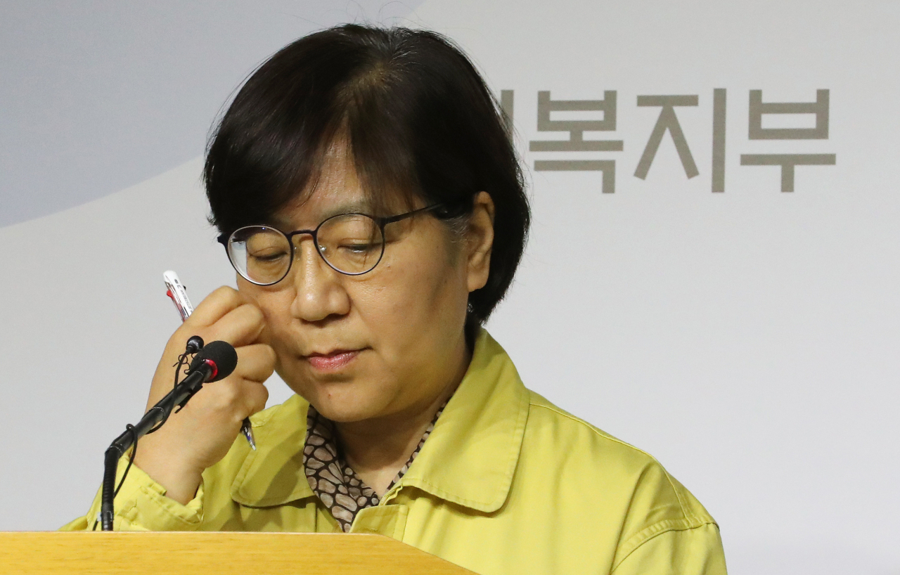 정은경 질병관리본부장이 28일 오후 세종시 정부세종청사 보건복지부에서 신종 코로나바이러스 감염증 발생현황 및 국내 네 번째 확진환자 중간조사 경과를 발표를 마친 뒤 취재진의 질문을 받고 있다. [연합]