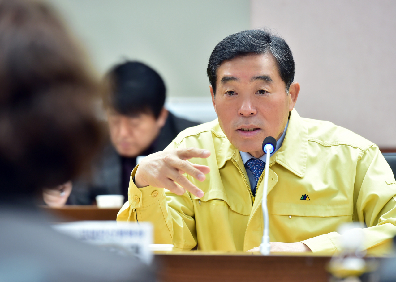 윤화섭 안산시장이 28일 시청 상황실에서 열린 신종 코로나바이러스 긴급회의에서 발언하고 있다. [안산시 제공]