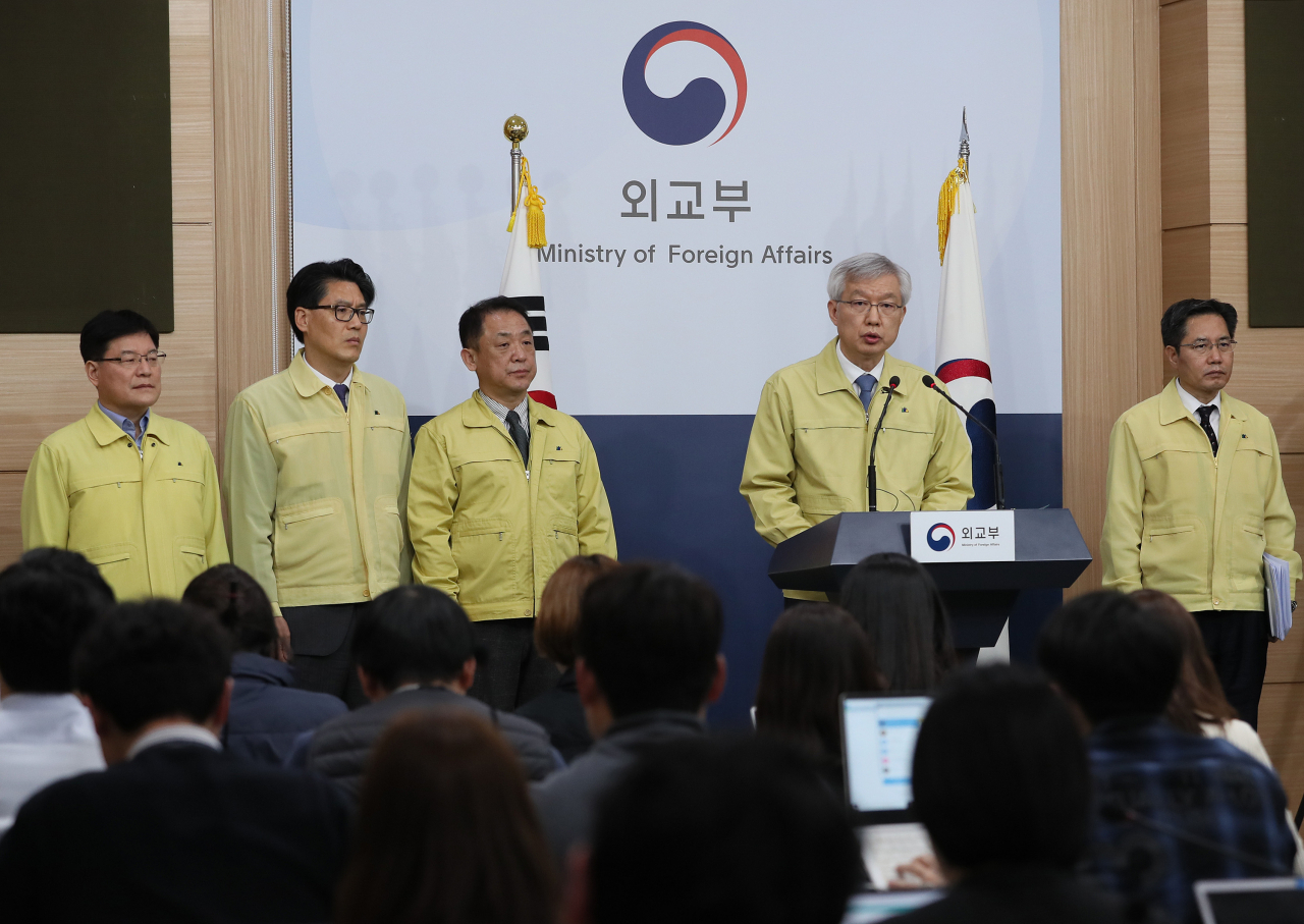 이태호 외교부 2차관이 28일 오후 정부서울청사 별관에서 신종코로나 바이러스 관련 재외국민 지원대책을 브리핑하고 있다. 정부는 이날 중국 우한 체류 국민 중 희망자을 위해 30일과 31일 전세기를 투입하기로 했다.[ 연합]