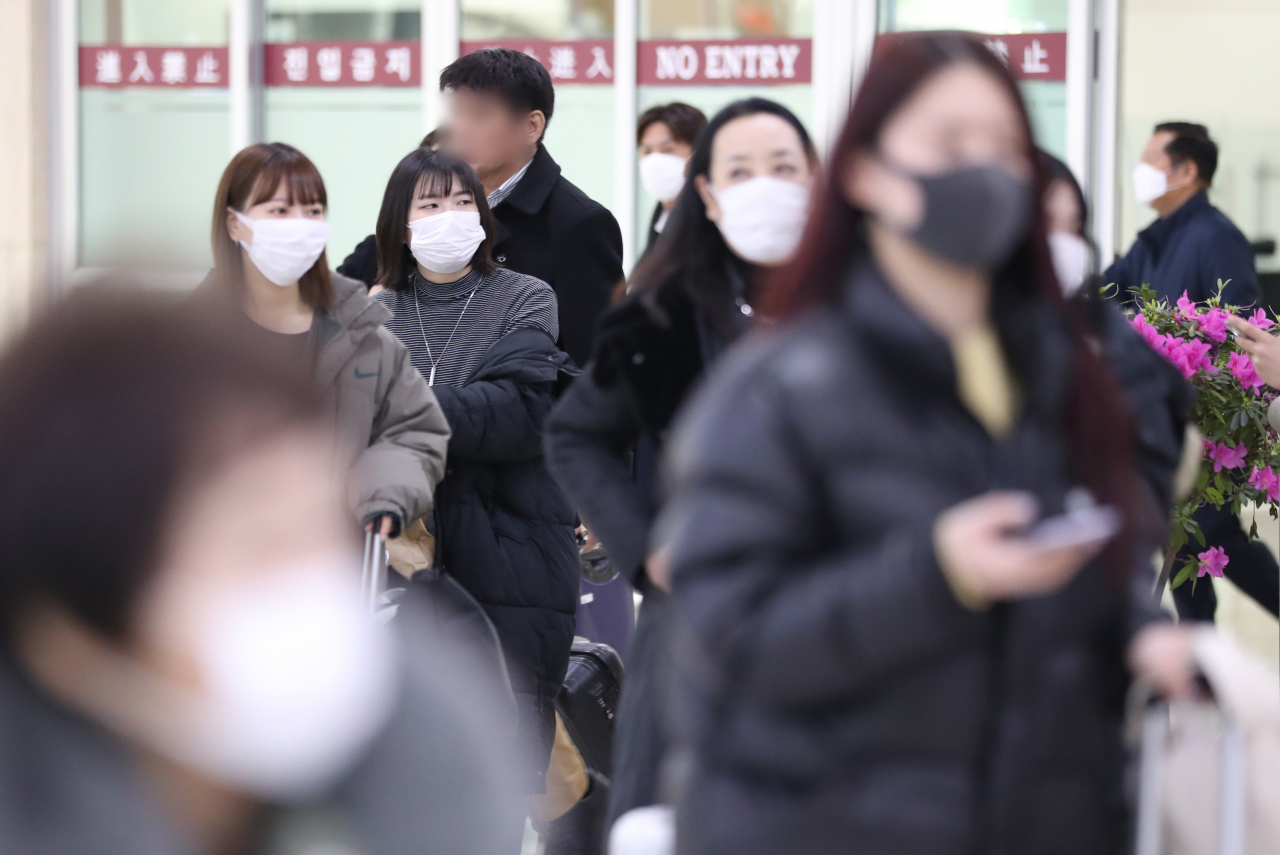 28일 오전 서울 강서구 김포공항 국제선 청사에서 중국발 여객기를 이용한 승객들이 비슷한 시간대에 도착한 일본 관광객들과 섞여 입국장을 나서고 있다. [연합]