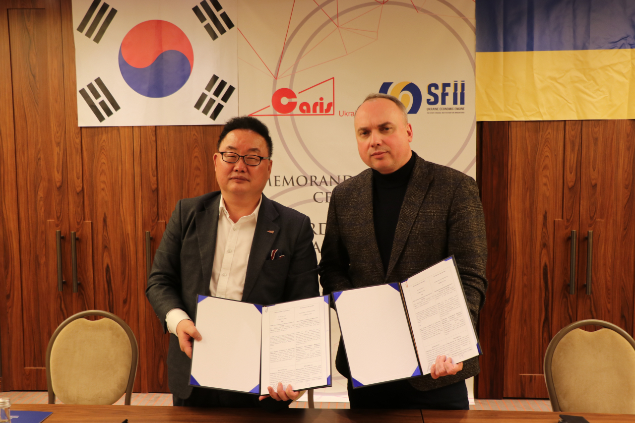 유철 카리스 대표(왼쪽)와 볼로디미르 스타브니우크(Volodymyr Stavniuk) 국영금융공사(SFII) 사장이 최근 우크라이나 힐튼호텔에서 플라스틱 가드레일 합작법인 설립 계약을 체결했다.