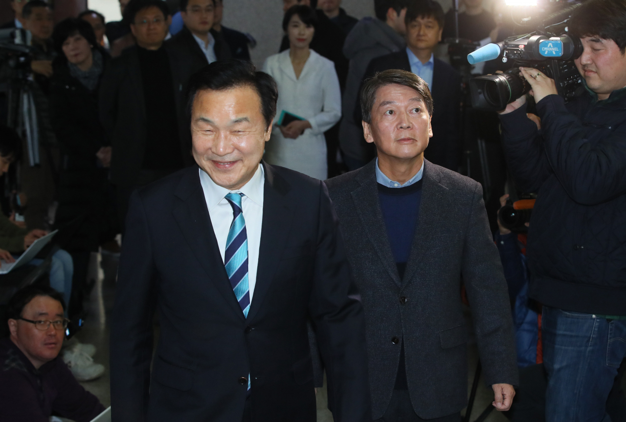 바른미래당 안철수(오른쪽) 전 대표와 손학규 대표가 27일 국회에서 만나 언론공개 행사를 마친 뒤 비공개 양자회동을 위해 방으로 들어가고 있다. [연합]