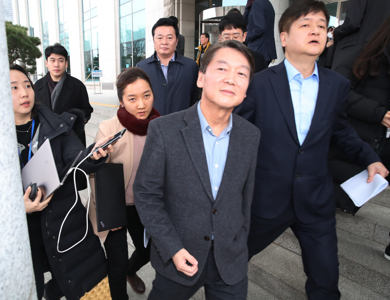 바른미래당 안철수 전 의원이 지난 28일 서울 여의도 국회 의원회관에서 열린 젊은 법조인과의 대화 ‘무너진 사법정의를 논하다’ 간담회를 마친 뒤 차량으로 이동하고 있다. [연합]