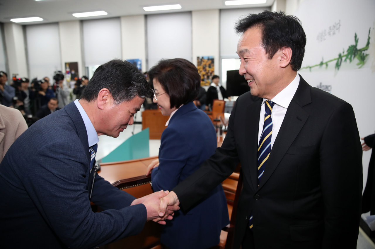 안철수 전 대표의 비상대책위 체제 전환 요구에 대해 거부 의사를 밝힌 바른미래당 손학규 대표가 28일 국회에서 기자회견을 마친 뒤 관계자들과 악수하고 있다. [연합]